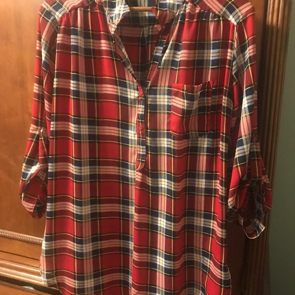 -Plaid tunic shirt with 3/4 sleeves. Medium